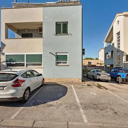 1 Bedroom Cozy In Sibenik Razine